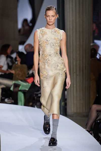Look 11